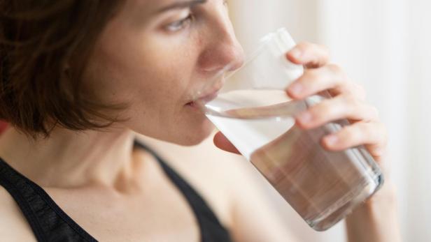Frau trinkt Wasser