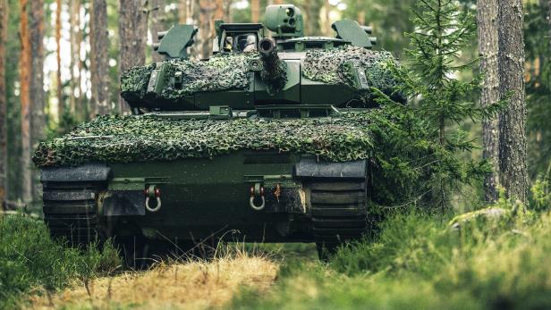 Schützenpanzer fährt durch einen Wald
