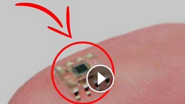 Der Chip liegt im Video, das auf Facebook verbreitet wird, auf einem Finger.