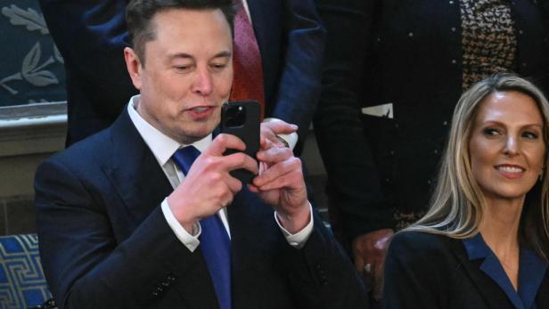 Elon Musk mit einem iPhone.