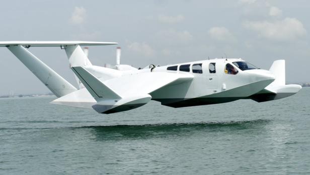 Bodeneffektfahrzeug Airfish fliegt knapp über der Wasseroberfläche bei Tageslicht.