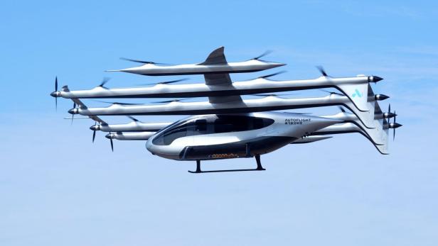 ein eVTOL in der Luft vor blauem Himmel