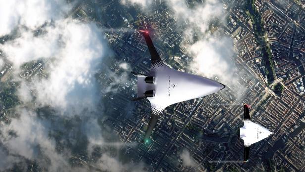 Zwei futuristische Frachtflugzeuge fliegen über einer Stadtlandschaft mit Wolken und sichtbaren Gebäuden.