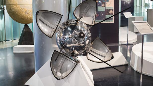Sowjetische Mondsonde Luna 9 mit geöffneten Landeklappen in einer Ausstellung.