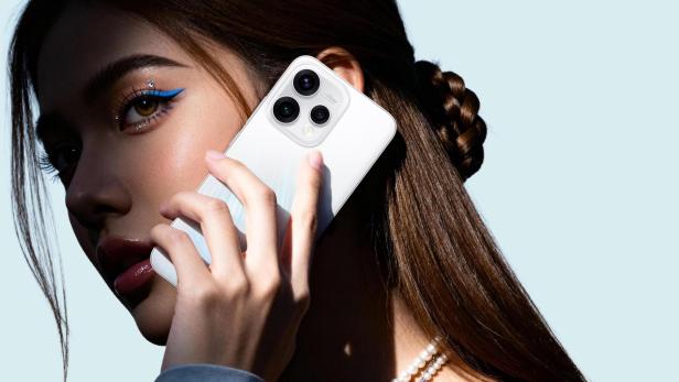 Eine Frau hält ein Smartphone