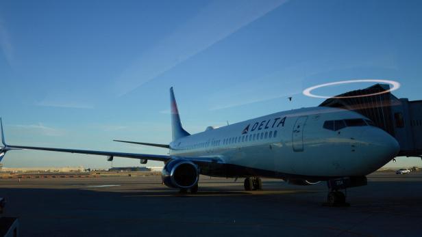 Ein Flieger steht am Boden in El Paso