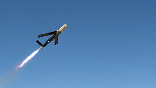 Coyote 3NK fliegt mit Düsenantrieb vor blauem HImmel