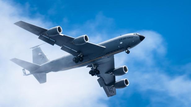 US Air Force Tankflugzeug KC-135 im Flug vor blauem Himmel mit Wolken.