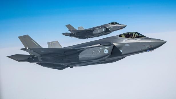 Zwei F-35-Kampfjets fliegen nebeneinander am Himmel.