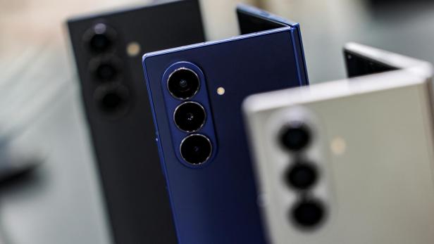 3 Smartphones stehen nebeneinander