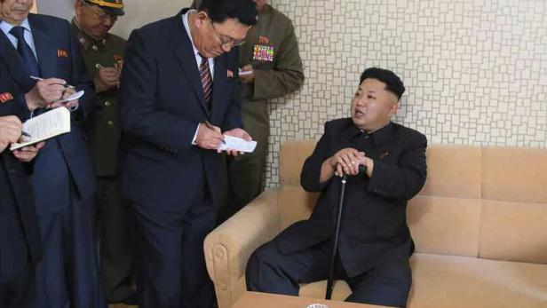 Findet der &quot;geliebte Führer&quot; Kim Jong-Un (re.) ein Rezept gegen die Internetprobleme in seinem Land?
