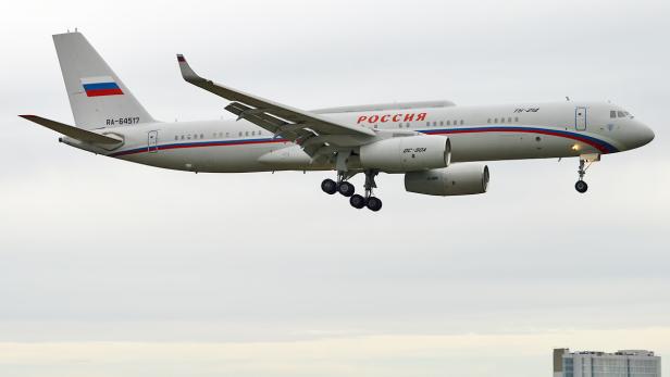 Russisches Regierungsflugzeug Tupolew Tu-214PU im Landeanflug bei bewölktem Himmel.