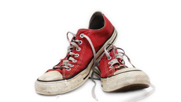 Rote abgetragene Turnschuhe