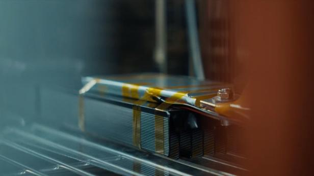 Eine einzelne Feststoff-Batteriezelle von Donut Lab wird im Labor mit Messgeräten und Kühlkörper getestet.