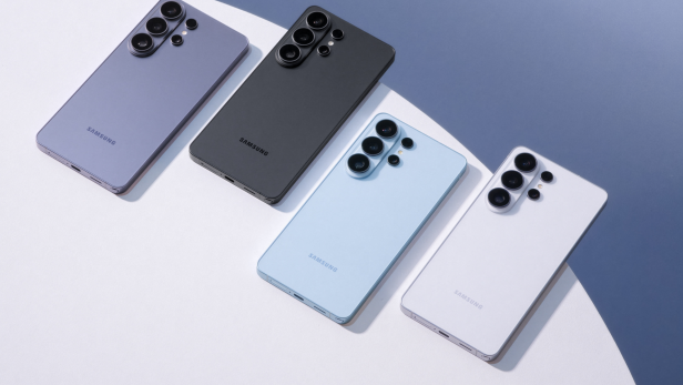 4 Smartphones in verschiedenen Farben liegen auf einem weißen Tisch