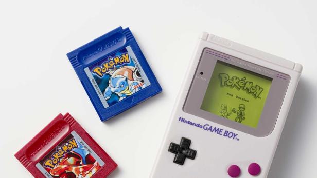 ein Gerät, das aussieht wie ein Game Boy, daneben ein rotes und blaues Modul