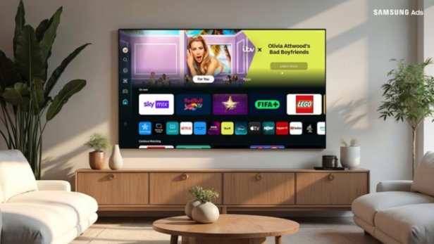 blick auf einen Flachbild-TV in einem hell eingerichteten Wohnzimmer