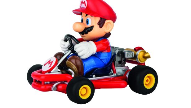 Mario sitzt in einem roten Carrera RC Mario Kart Pipe Kart mit gelben Felgen und steuert das Fahrzeug.