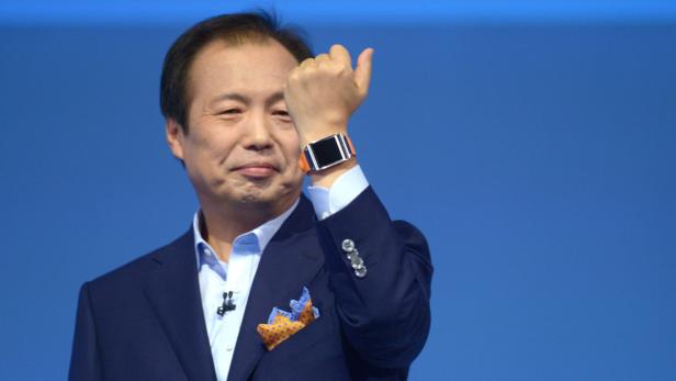 Die &quot;Yes!!&quot;-Pose ist nicht auf den Gehaltsvorsprung bezogen: J.K. Shin präsentiert Samsungs Galaxy Gear Smartwatch