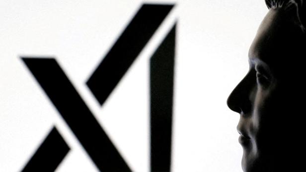 Schwarzes stilisiertes X-Logo links, rechts ein menschliches Profil im Schatten vor hellem Hintergrund.
