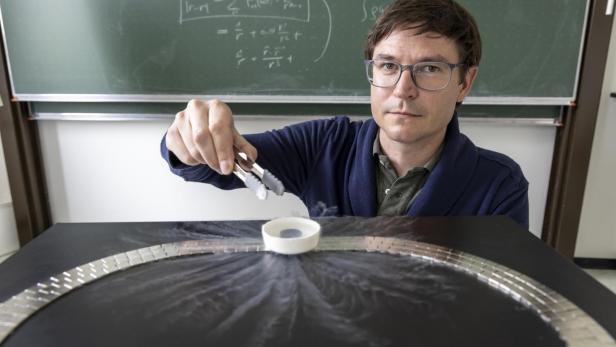 Christoph Heil vom Institut für Theoretische Physik - Computational Physics der TU Graz.
