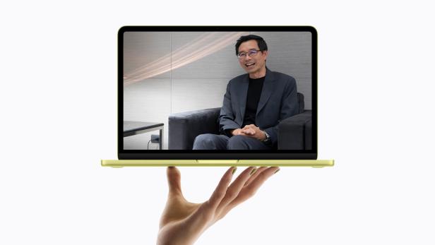 Co-CEO von Asus S.Y. Hsu und ein MacBook Neo