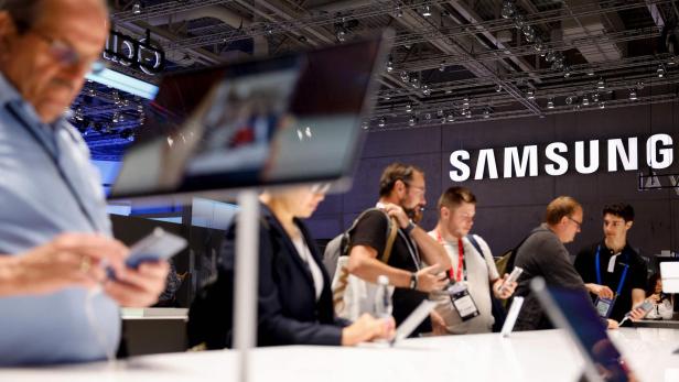 Handy-Messestand mit Samsung-Logo im Hintergrund