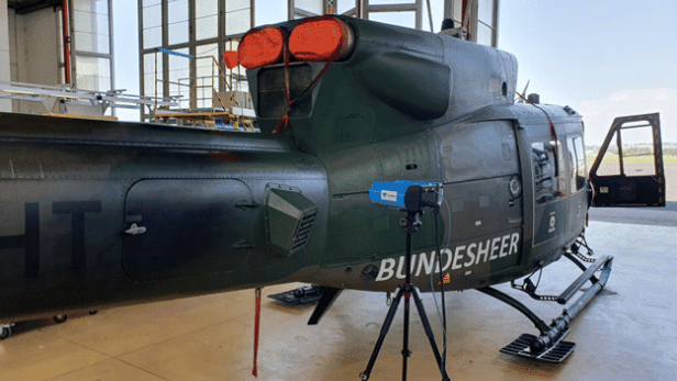 Ein Tomographiesystem von voidsy scannt einen Hubschrauber des Bundesheers in einer Werkshalle zur Erkennung von Materialdefekten.