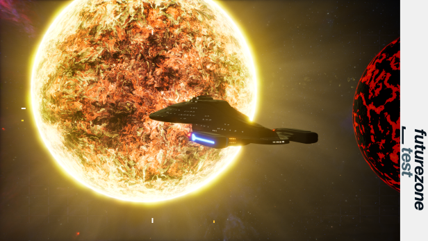 Das Raumschiff Voyager fliegt im Videospiel „Star Trek Voyager: Across the Unknown“ an einem leuchtenden Stern und einem roten Planeten vorbei.