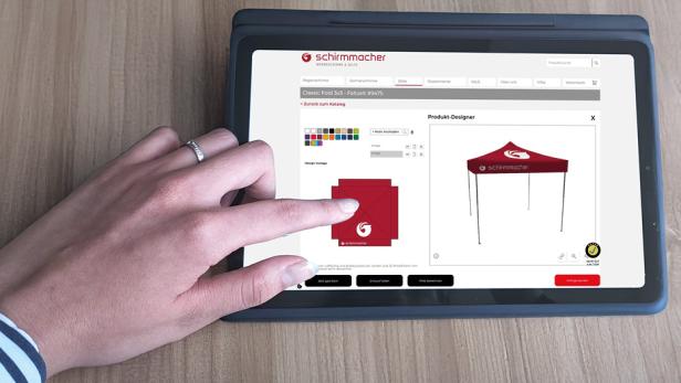 Hand tippt auf Tablet mit geöffneter 3D-Design-Software für individuell bedruckte Faltzelte.