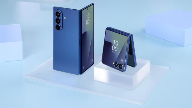 Zwei blaue faltbare Smartphones stehen aufgeklappt auf hellblauen Podesten.
