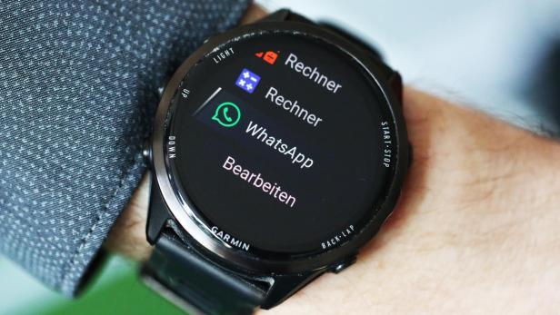 Garmin-Smartwatch zeigt WhatsApp-App im Menü auf dem Display.