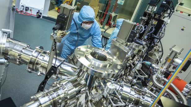 CSIRO-Forscher arbeiten im Labor an ihrem Quanten-Akku