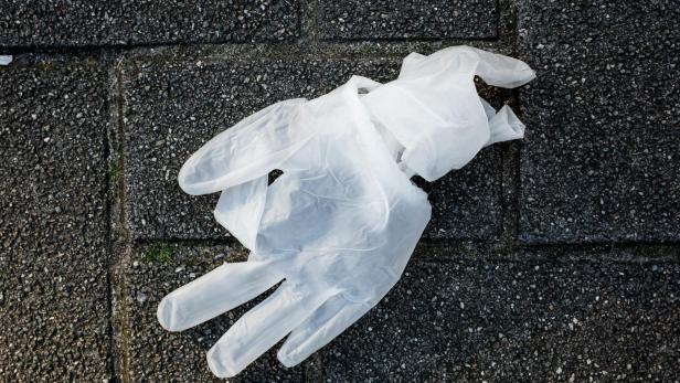 Alte Gummihandschuhe können zum CO2-Fänger werden