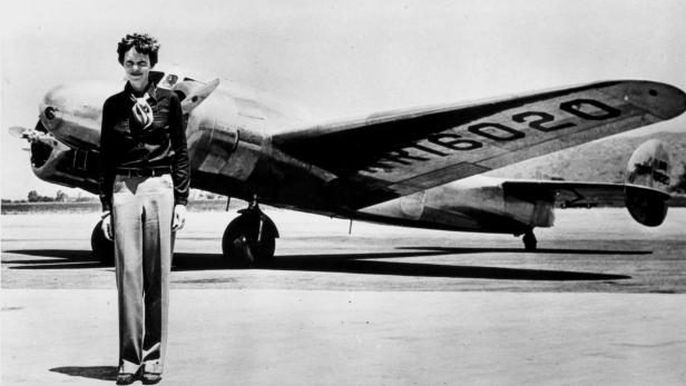 Amelia Earhart steht vor ihrer Lockheed Electra 10E, dem Flugzeug, mit dem sie 1937 über dem Pazifik verschwand.