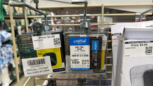 Ein Crucial DDR5-5600 64GB RAM-Kit hängt originalverpackt im Restpostenladenregal.