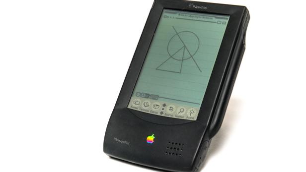 Ein schwarzer Newton MessagePad mit einem einfachen Diagramm auf dem Bildschirm liegt auf einem weißen Untergrund.