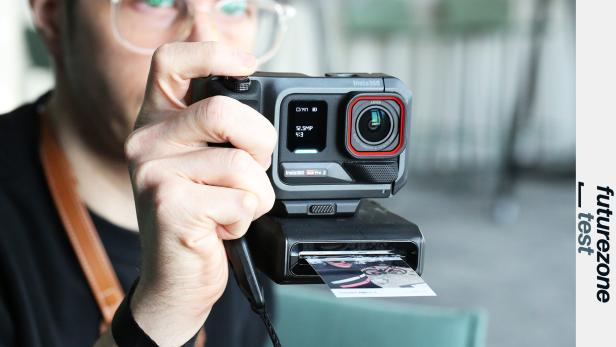 Insta360 Ace Pro 2 Flash Print-Bundle Sofortbildkamera in der Hand