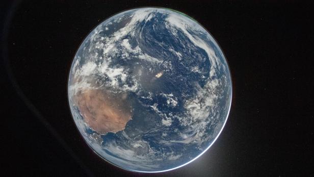 Die Erde als Vollansicht aus dem All mit sichtbaren Wolken und Kontinenten.