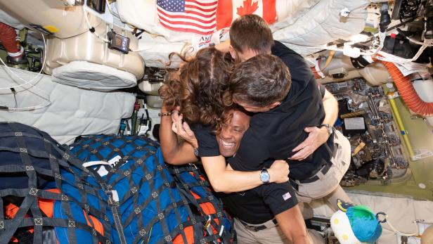 Die Artemis-II-Crew liegt sich in den Armen