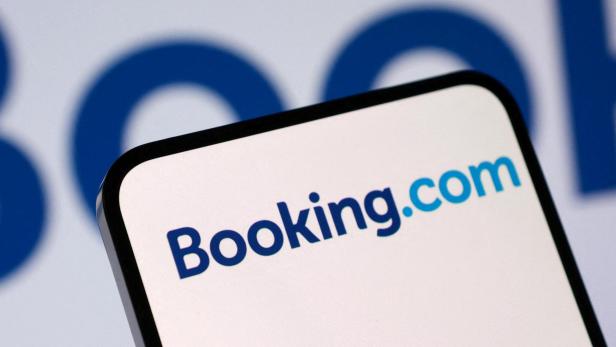 Smartphone mit Booking.com-Logo 