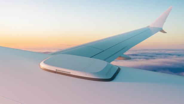 Flugzeugflügel mit installierter Amazon Leo Antenne über den Wolken bei Sonnenaufgang.
