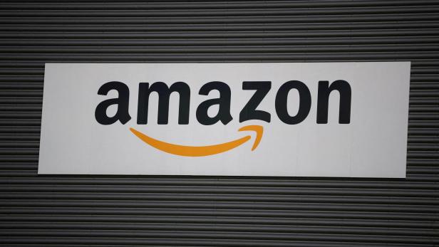 Amazon Logo an Wand. 