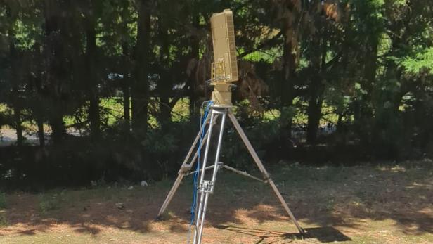 Radar Aeris-10 draußen mit Bäumen im Hintergrund 