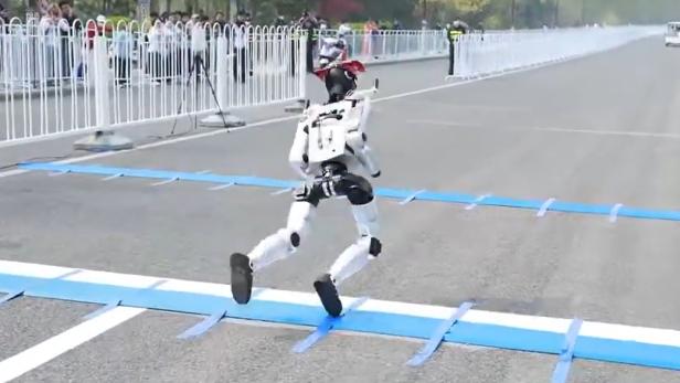 Roboter auf Marathonstrecke kurz bevor er hinfällt