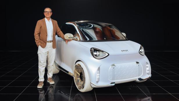 Smart-CEO Wolfgang Ufer mit dem Smart. 