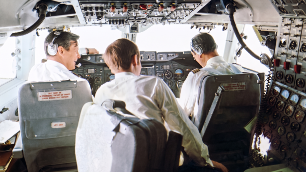 Das Cockpit einer Boeing 747-B von SAS Scandinavian Airlines in den 1970er Jahren