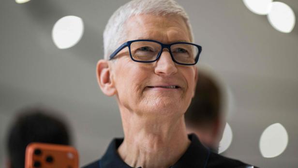 Apple-Chef Tim Cook hat weiße Haare und eine schwarze Brille