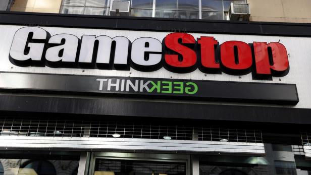 Eine Fassade eines Gamestop-GEschäfts zeigt das Gamestop-Logo an der Hauswand