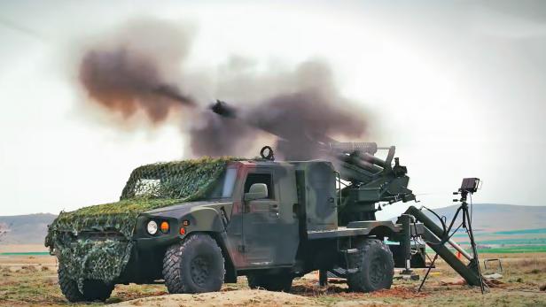 Ein Geländewagen feuert eine 105 mm Haubitze ab